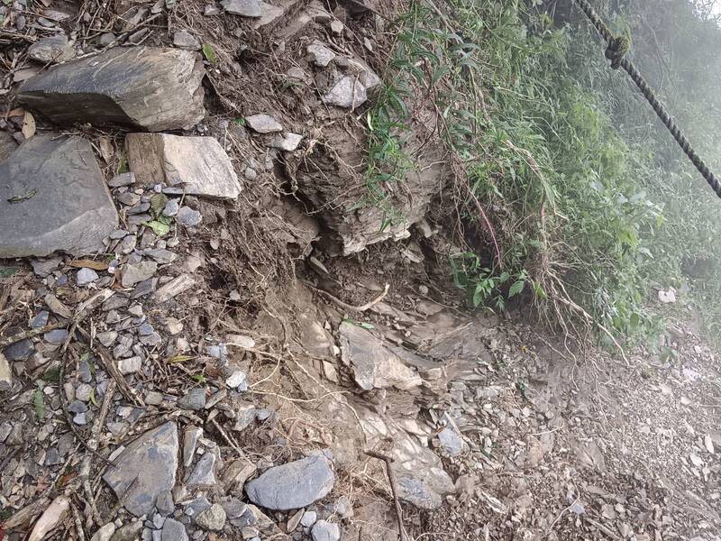 連遭2颱  屏東北大武山步道路基裂 屏東北大武山步道接連受2個颱風及近日強降雨影 響，導致約2公里處路基產生裂縫，且有擴大情形， 林業及自然保育署屏東分署表示，為安全考量，暫停 開放至12月31日。 （林保署屏東分署提供） 中央社記者李卉婷傳真  113年10月9日 