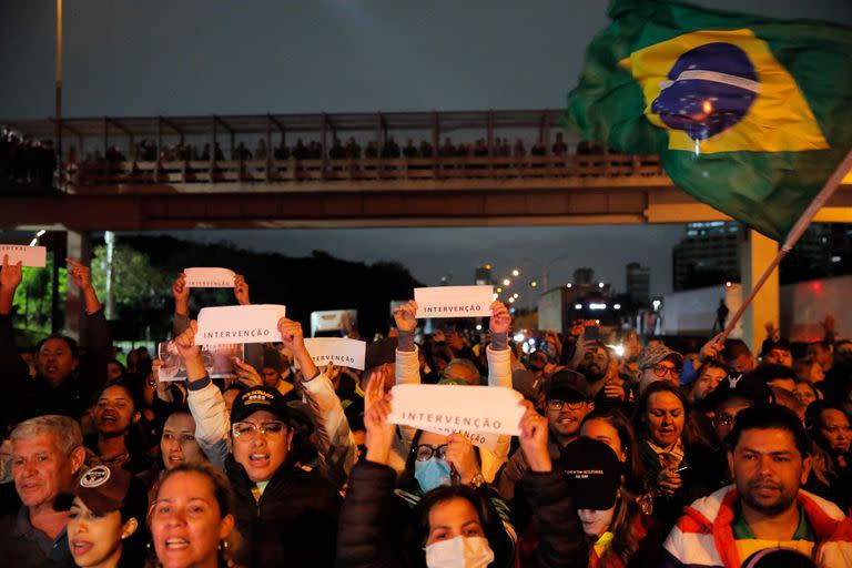 Los partidarios del presidente de Brasil, Jair Bolsonaro, bloquearon las principales carreteras