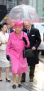 <p>Auf der Einweihung des Hauptbahnhofs von Birmingham 2015 überstrahlte Ihre Majestät trotz des Regens in sattem Pink alle anderen Gäste. (Bild: Getty Images) </p>