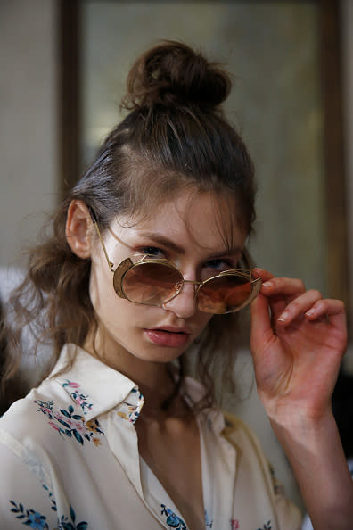 Half-bun despeinado. Una alternativa décontracté que consiste en despeinar las raíces y lucirlas como una especie de flequillo. Anímate a replicar este look del desfile de Stella Jean. - Foto: Tristan Fewings/Getty Images