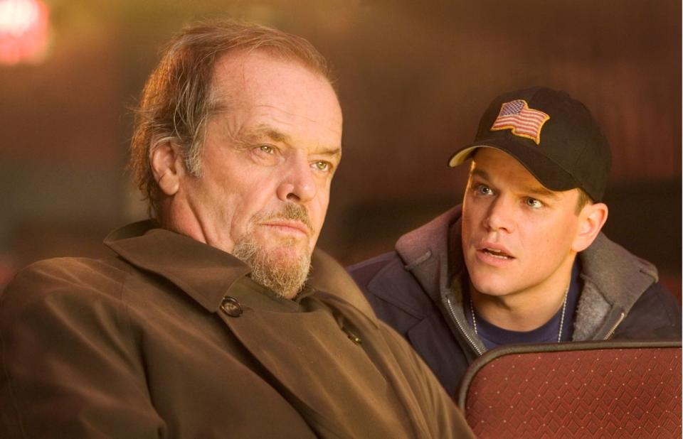 In Martin Scorseses Gangsterthriller "Departed - Unter Feinden" (2006) kontrolliert der mächtige Boss Frank Costello (Jack Nicholson, links) die Unterwelt. Als ihm jedoch Ermittler auf die Spur zu kommen drohen, schleust er Colin Sullivan (Matt Damon) bei der State Police ein, um an wichtige Informationen zu gelangen. (Bild: 2006 Warner Bros. Ent.)