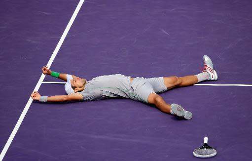 El serbio Novak Djokovic celebra su victoria en la final del torneo de Miami frente a Rafael Nadal, por un doble 6-3, el 30 de marzo de 2014 (GETTY IMAGES NORTH AMERICA/AFP | Clive Brunskill)