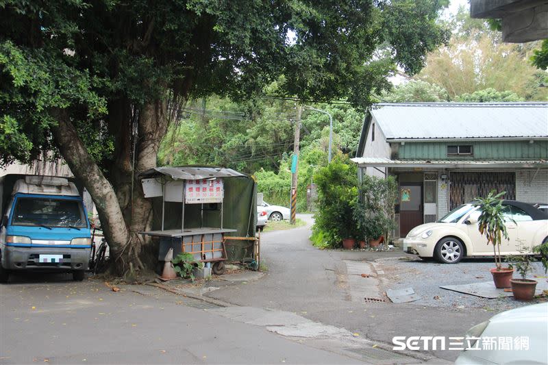 穿過小公園後沿著信安街103巷走，即可抵達階梯入口。