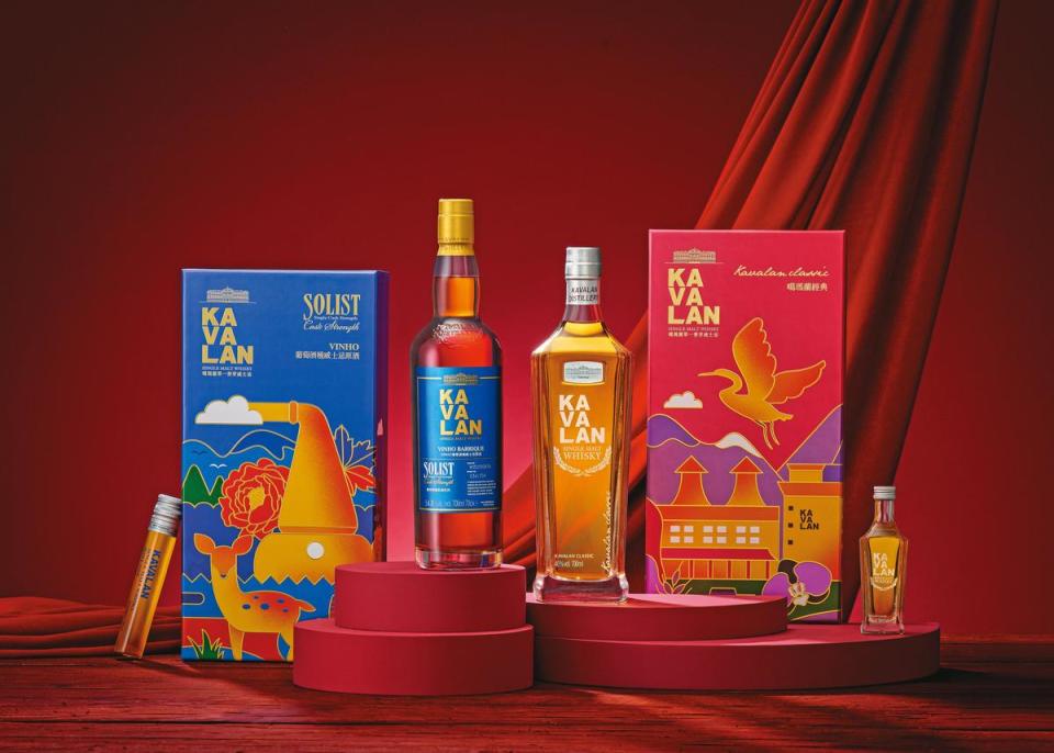 金車噶瑪蘭年度禮盒以台灣之美為主題，再融入噶瑪蘭威士忌酒廠元素，左為「噶瑪蘭經典獨奏VINHO葡萄酒桶威士忌原酒禮盒」，右為「噶瑪蘭經典」。