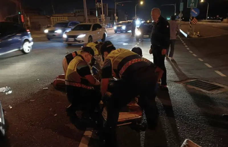 ▲彰化伸港鄉日前發生一起嚴重車禍，當時陳姓3姊弟過馬路慘遭一名無照老翁駕駛休旅車撞飛。（圖／翻攝畫面）