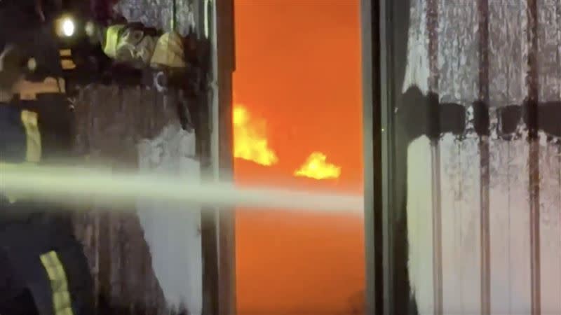 鐵皮倉庫陷入火海。（圖／翻攝畫面）