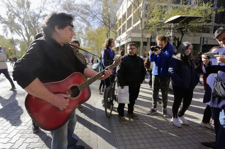 Las canciones de Cantero, una constante en las calles mendocinas
