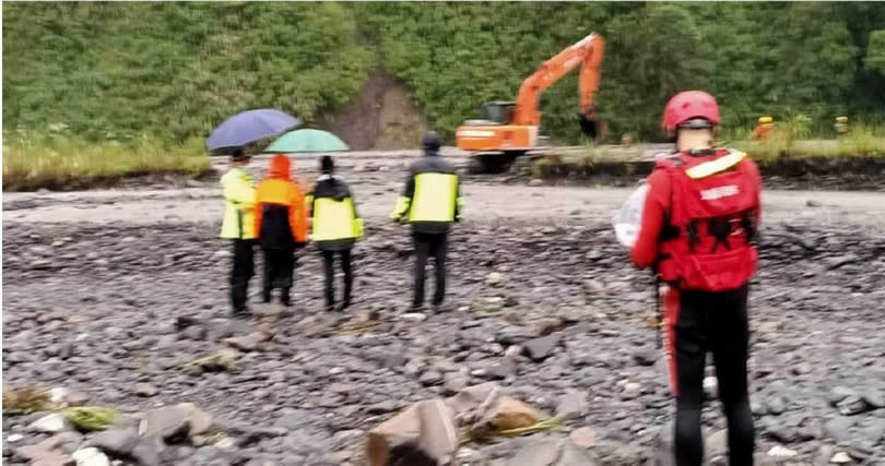 山區雨勢不斷，石門溪溪水湍急十分危險，讓救難人員難以渡溪救援。