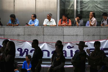 Anti-government protesters listen to their leader Suthep Thaugsuban addressing them at their encampment in central Bangkok February 28, 2014. REUTERS/Athit Perawongmetha