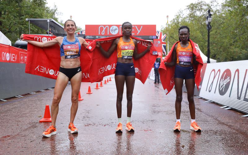 La keniana Brigid Kosgei, junto con Sara Hall de EEUU en segundo lugar y la keniana Ruth Chepngetich en tercer lugar tras la Maratón de Londres, en Londres, Reino Unido, el 4 de octubre de 2020