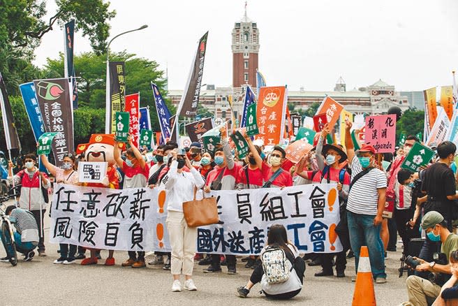 國民黨要求，若短期內無法大幅提升最低工資，政府應思考在全國標準基礎之上，依照地區物價高地實施分區基本工資。圖為五一勞工大遊行。（郭吉銓攝）