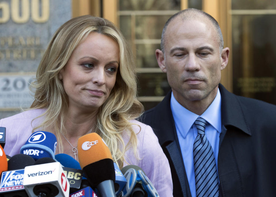 ARCHIVO - En esta fotografía del 16 de abril de 2018, la actriz porno Stormy Daniels, acompañada por su abogado Michael Avenatti, habla con los medios afuera de un tribunal federal en Nueva York. (AP Foto/Mary Altaffer, Archivo)