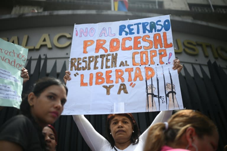 Familiares de presos en huelga de hambre protestaron este miércoles 12 de junio a las afueras del Palacio de Justicia en Caracas, Venezuela (Federico PARRA)