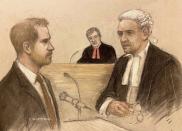 En este dibujo de la artista del tribunal Elizabeth Cook, el abogado Andrew Green interroga al príncipe Enrique en el tribunal en Londres durante un juicio por escuchas telefónicas a los diarios del Mirror Group, 6 de junio de 2023. (Elizabeth Cook/PA via AP)