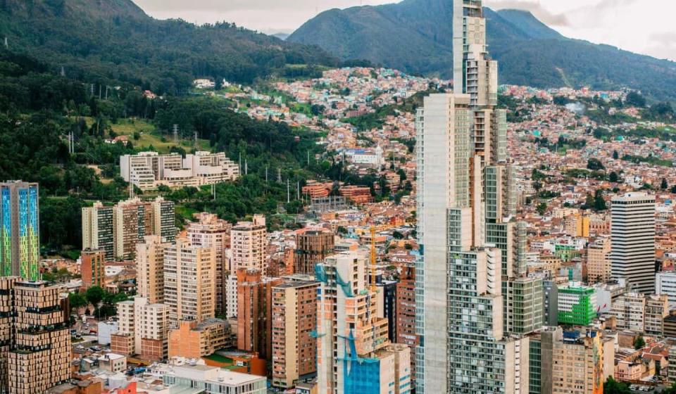 El mercado inmobiliario en Colombia muestra en 2024 un comportamiento mixto en el que sectores como industrial, oficinas y retail están en crecimiento sostenido, mientras que vivienda y hoteles están en recuperación. Foto: Germán Rojas - Pixabay