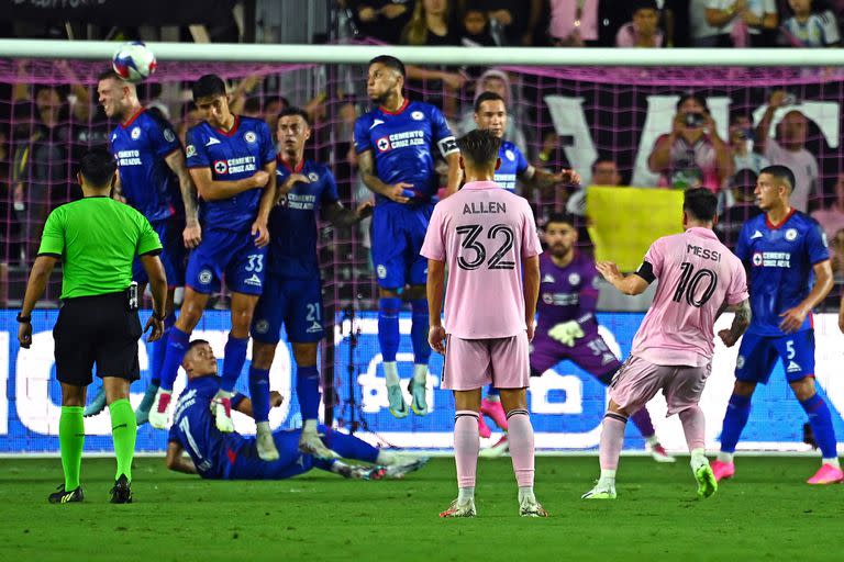 El golazo de Lionel Messi que definió el partido desde atrás, cuando el partido con Cruz Azul se terminaba.