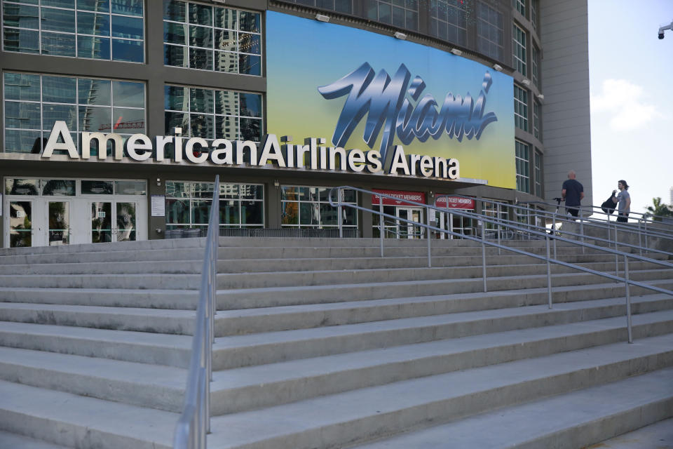 Bevor Fans das Spiel der Miami Heat gegen die Denver Nuggets in der AmericanAirlines Arena sehen konnten, wurden sie von speziell ausgebildeten Covid-Spürhunden beschnüffelt. Foto: AP Photo / Brynn Anderson