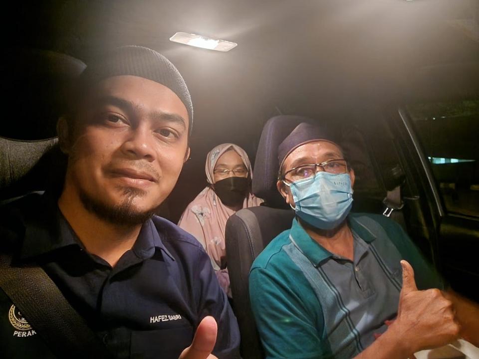 A kind Perak man applauded online for helping an elderly couple a ride after they were left behind by their bus. ― Picture via Facebook/ Hafez Sabri