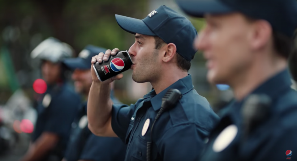 Zum Fremdschämen: Die schlimmsten Momente aus Kendall Jenners Pepsi-Werbung