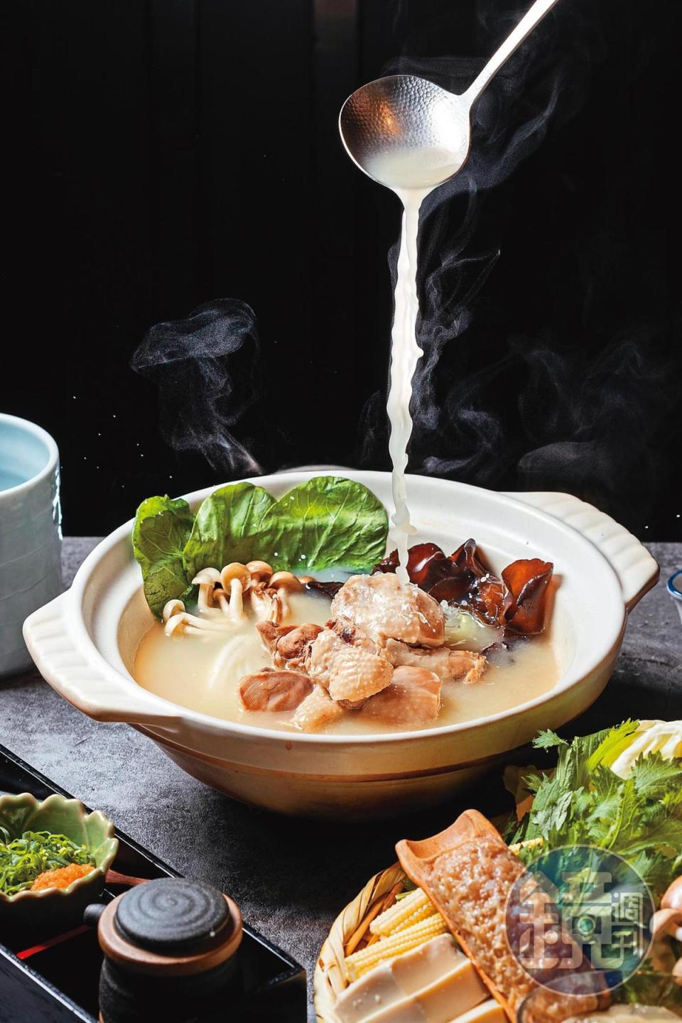 採九州水炊鍋手法的「地雞美人鍋」湯底醇潤滑甜，加上特熬的湯凍，喝完還會黏嘴。（880元／份）