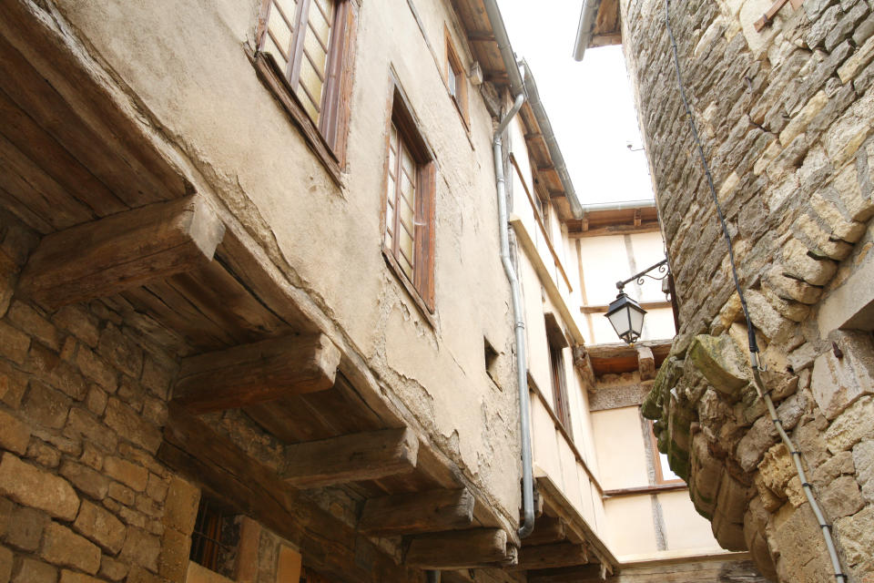 Como se aprecia en esta imagen, otras casas de la localidad francesa de Sévérac-le-Château también recurrían a la treta de contruir la planta baja más pequeña. (Foto: Getty Images)