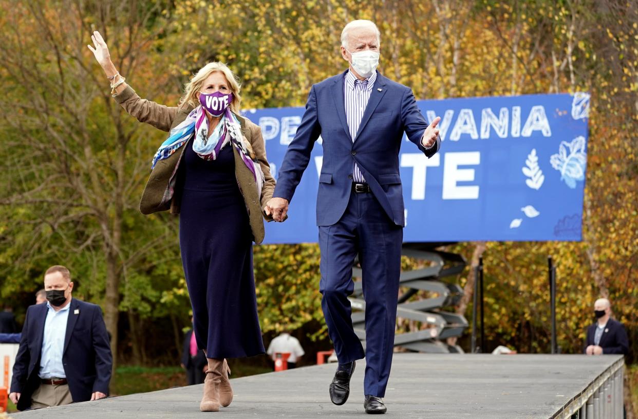 <p>El presidente electo, Joe Biden, y su esposa Jill Biden llegan a un evento en Bucks County Community College, Bristol, Pennsylvania</p> (REUTERS)