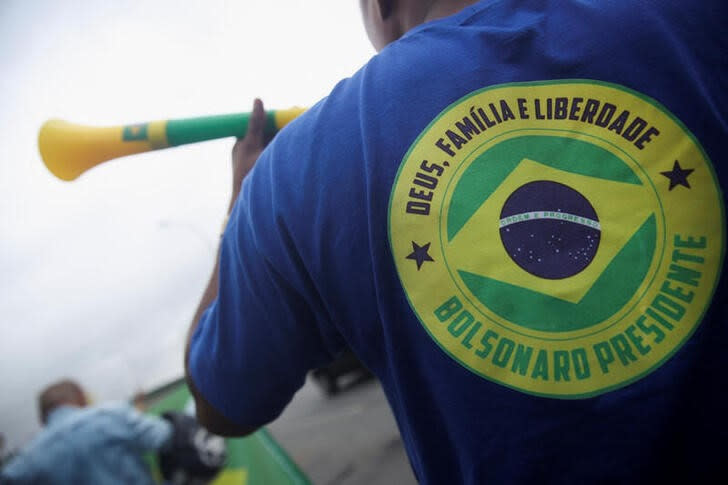 Un partidario del presidente de Brasil, Jair Bolsonaro participa el martes en una protesta en la carretera Helio Smidt, cerca del Aeropuerto Internacional, contra el presidente electo Luiz Inacio Lula da Silva que ganó un tercer mandato tras la segunda vuelta de las elecciones presidenciales, en Guarulhos