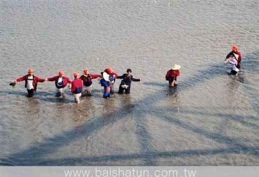 白沙屯媽祖轎身直衝河裡，眾人橫跨濁水溪。（圖／翻攝自白沙屯媽祖婆網站）