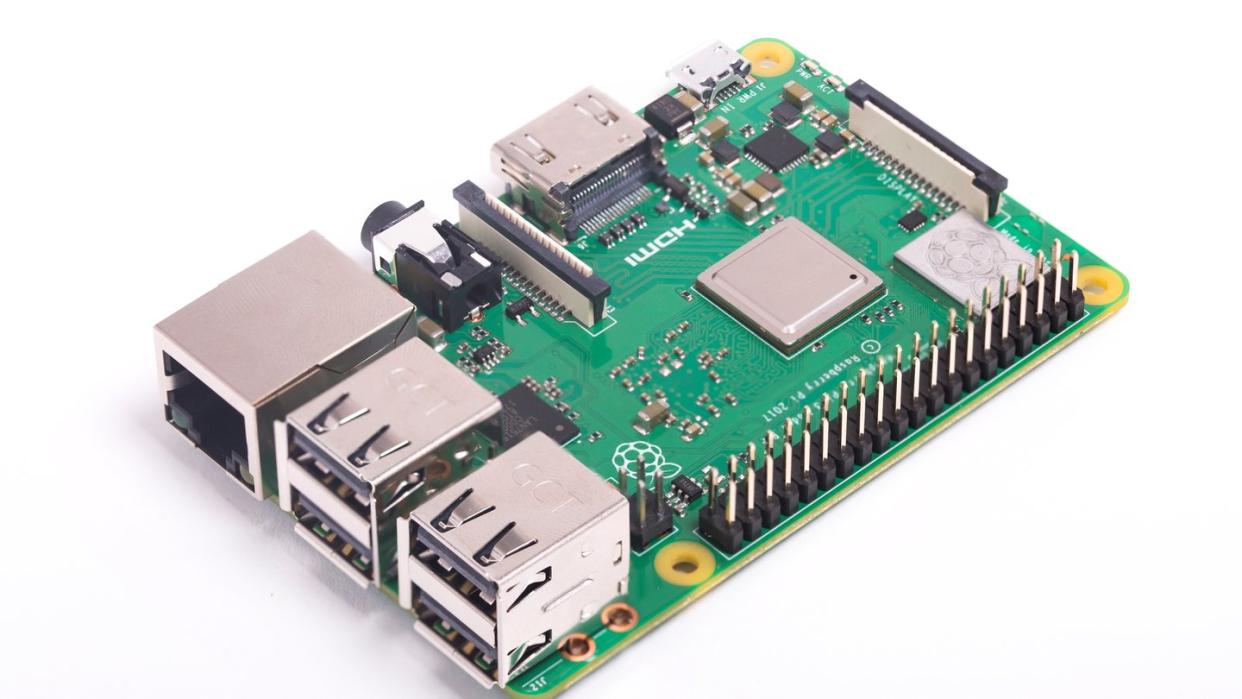 Gleiche Größe, gleicher Formfaktor, aber ein schnellerer Prozessor und verbessertes WLAN: Das bietet der neue Raspberry Pi 3 B+. Foto: Raspberrypi.org