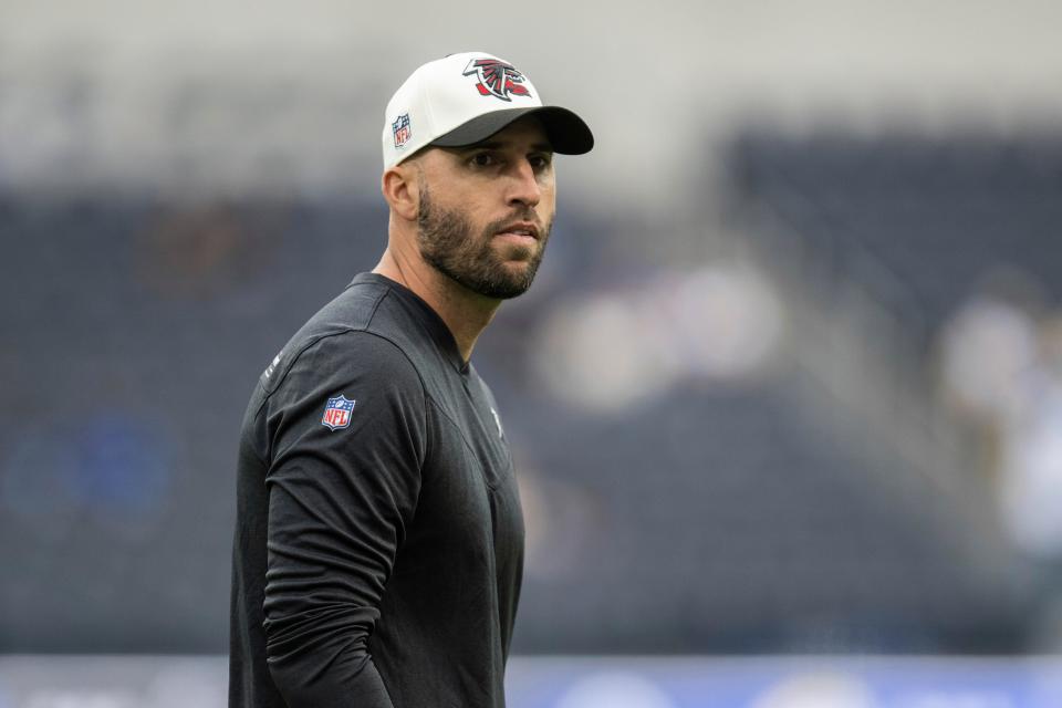 Atlanta Falcons offensive coordinator Dave Ragone watches the players before an NFL football game against the Los Angeles Rams Sunday, Sept. 18, 2022, in Inglewood, Calif. (AP Photo/Kyusung Gong)