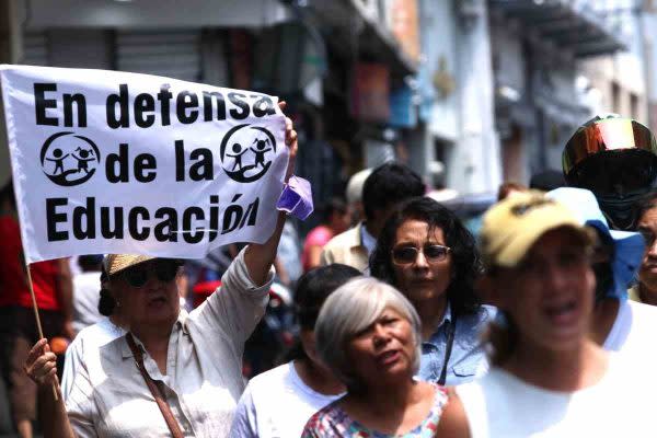 Marchan contra libros de texto de la SEP