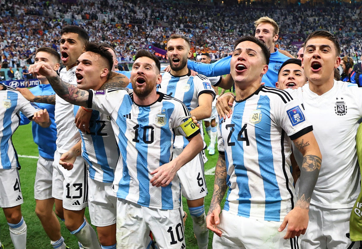 Argentina celebrando su pase a Semifinales tras superar a Países Bajos en Qatar 2022. (REUTERS/Molly Darlington)