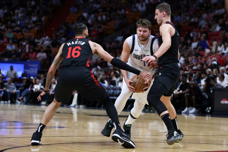 Luka Doncic (centro), de los Dallas Mavericks, trata de avanzar a canasta en el partido del miércoles ante los Miami Heat. (Megan Briggs)