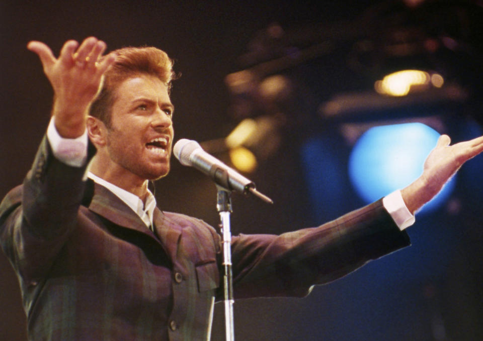 George Michael performt beim “Concert of Hope” am World AIDS-Tag in der Londoner Wembley Arena am 2. Dezember 1993. (Bild: AP Photo/Gill Allen)