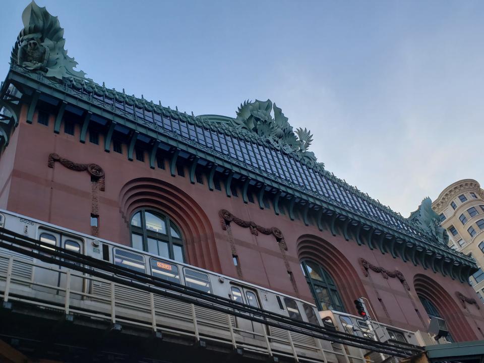 exterior shot of herold washington library in Chicago