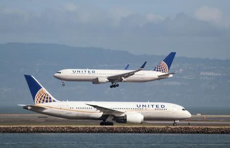 FILE PHOTO - A United Airlines Boeing 787 taxis as a United Airlines Boeing 767 lands at San Francisco International Airport, San Francisco, California, U.S. on February 7, 2015. REUTERS/Louis Nastro/File Photo