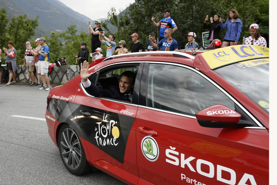 <p>Frankreichs Präsident Emmanuel Macron winkt Zuschauern auf der 17. Etappe der Tour de France aus einem Auto zu. (Bild: Jeff Pachoud/AFP POOL/AP/dpa) </p>