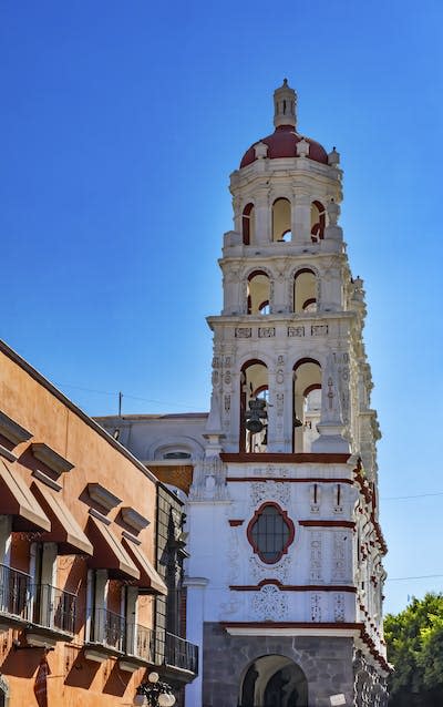 Catarina’s burial place in Puebla, Mexico. <a href="https://www.gettyimages.com/detail/photo/fa%C3%A7ade-tower-church-of-la-compania-puebla-mexico-royalty-free-image/1207400074?phrase=catarina+de+san+juan&searchscope=image%2Cfilm&adppopup=true" rel="nofollow noopener" target="_blank" data-ylk="slk:bpperry/iStock via Getty Images Plus;elm:context_link;itc:0;sec:content-canvas" class="link ">bpperry/iStock via Getty Images Plus</a>