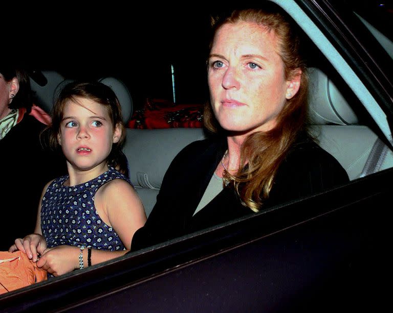 Sarah Ferguson, la duquesa de York, llega a su casa en Sunninghill, a 30 millas al oeste de Londres con su hija Eugenie el domingo 20 de septiembre de 1998. Ese sábado 19, su madre, Susan Barrantes, murió en un accidente. 