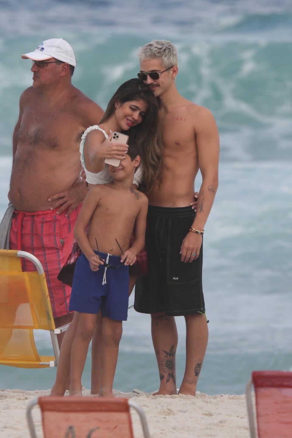 <p>João Guilherme curtiu a praia da Barra da Tijuca com a mãe e o irmão mais novo (foto: Dilson Silva / AgNews)</p> 