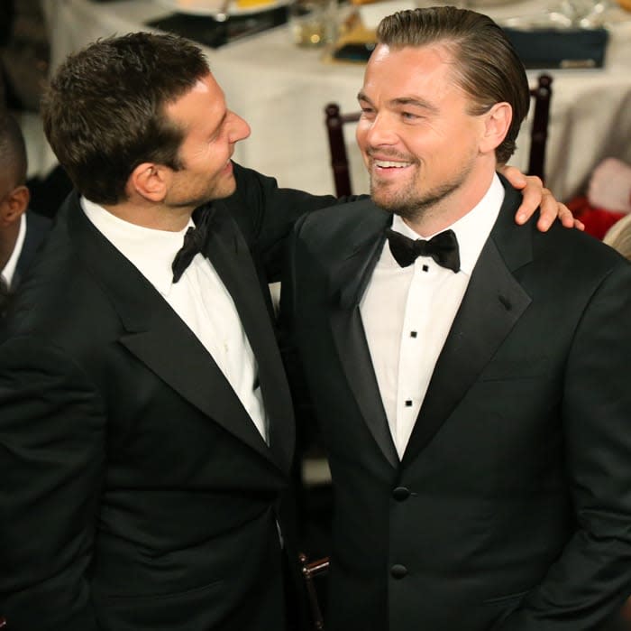Bradley Cooper saludando a Leonardo DiCaprio