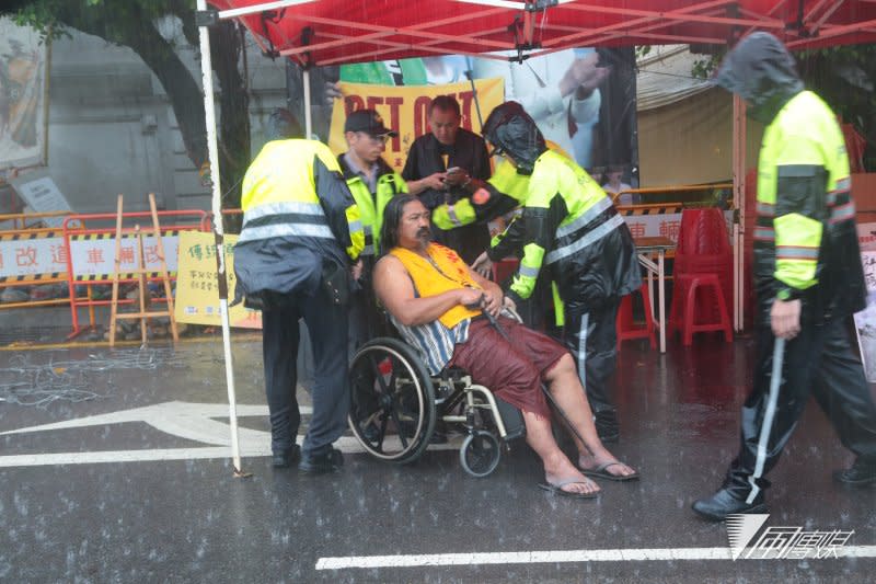 20170602-警方將總統府前的原住民族抗議處拆除 輪椅的布農族歌手那布被警方帶離。（顏麟宇攝）