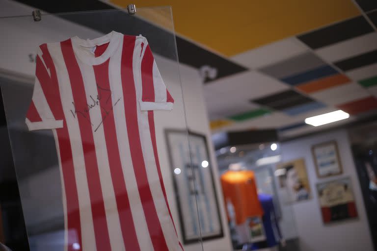 Una prenda de Instituto Atlético Central Córdoba que empleó a Kempes en 1973.