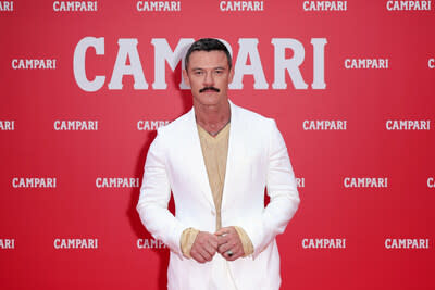 Aktör efsanesi Luke Evans, unutulmaz sinema kreasyonlarının kutlandığı 76. Yıllık Film Festivali'nde Cannes'daki ilk gecesinde sahilde bir aperatif, sürükleyici bir akşam yemeği ve bir after parti ile Campari: Discover Red etkinlik deneyiminden keyif aldı.