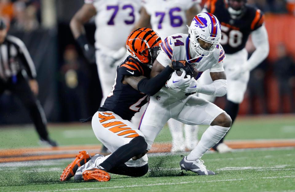 Bills WR Stefon Diggs (14) makes a catch Monday before Buffalo's game with the Cincinnati Bengals was suspended.