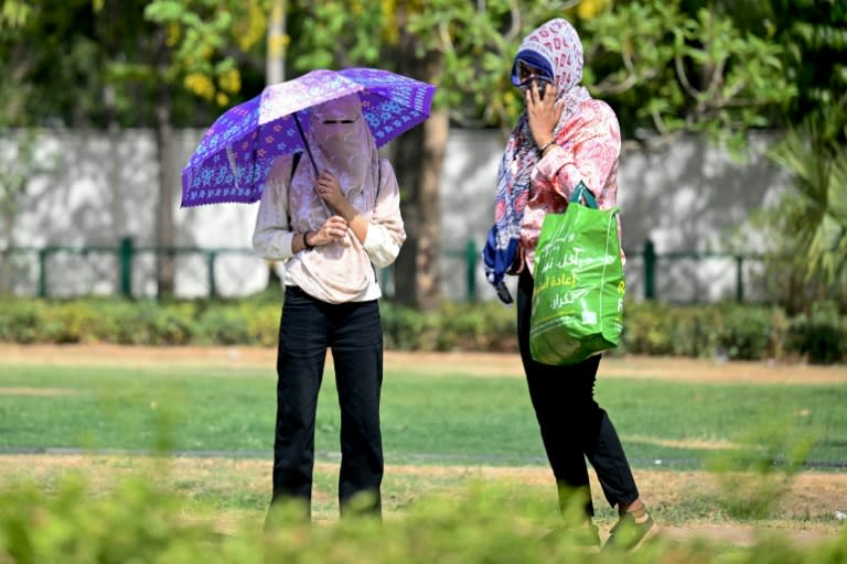 Dos mujeres se cubren del sol en un caluroso 30 de mayo de 2024 en Nueva Delhi (Money Sharma)