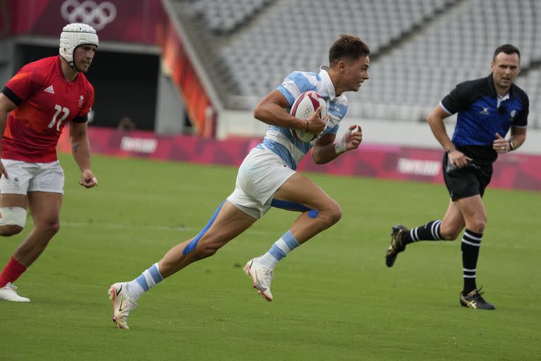 Marcos Moneta, con un quiebre fantástico se mete debajo de los palos en el ingoal de Gran Bretaña