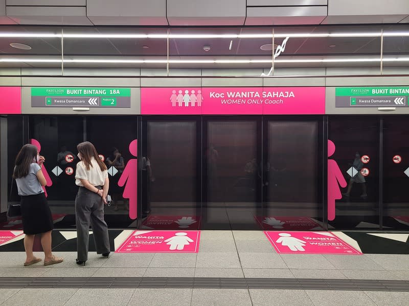 馬來西亞捷運女性專用車廂 馬來西亞2023年在捷運加影線（MRT Kajang）推出女 性專用車廂頗受好評，計劃2024年4月起擴及捷運布 城線（MRT Putrajaya），保障女性乘客安全。圖為捷 運加影線女性專用車廂。 中央社記者黃自強吉隆坡攝  113年3月20日 