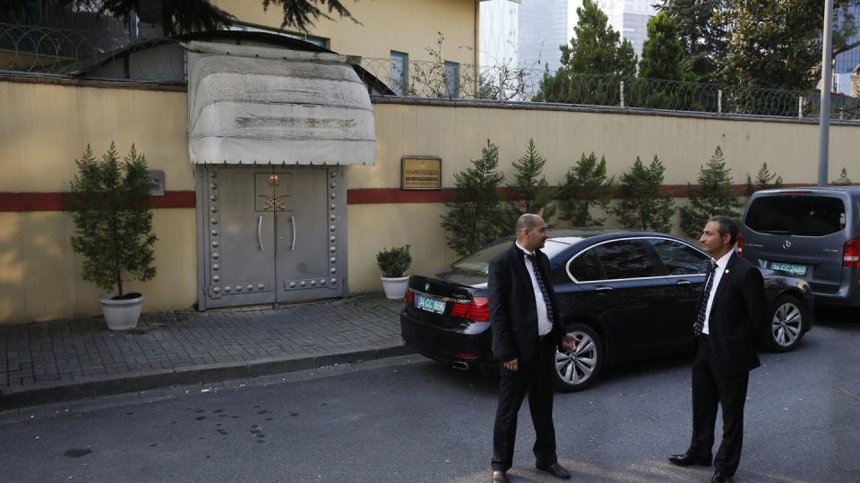 Sicherheitskräfte stehen vor dem saudi-arabischen Konsulat in Istanbul. Foto: Lefteris Pitarakis/AP