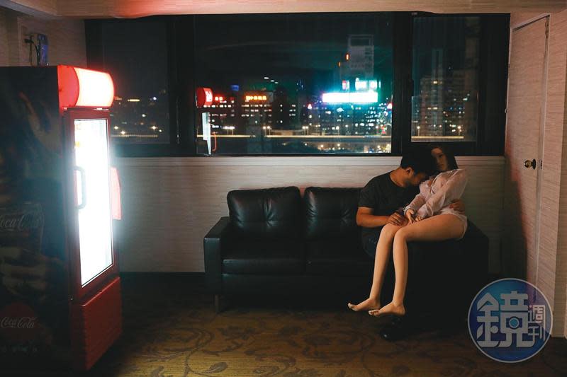 台灣首家矽膠娃娃主題旅館，打出「女友共享」的廣告辭令，宣稱2,300元就可以讓宅男1秒脫單。